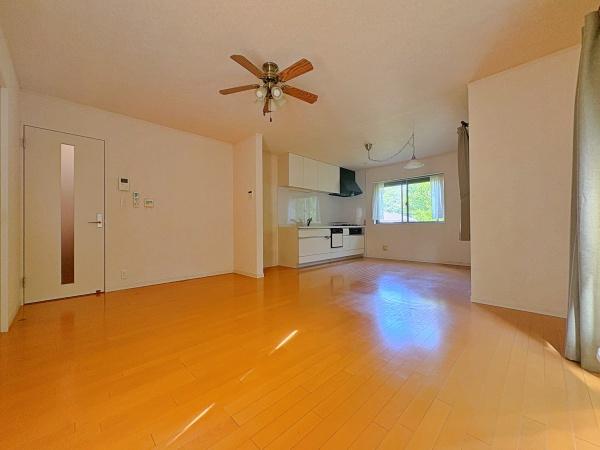 横浜市磯子区峰町の中古一戸建て(リビング)