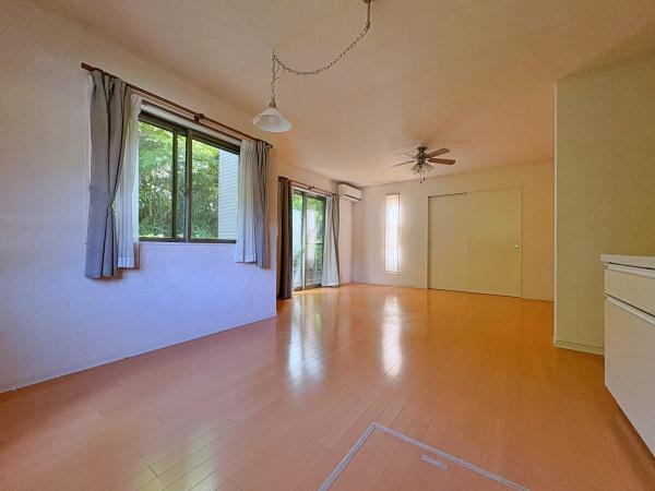 横浜市磯子区峰町の中古一戸建て(リビング)