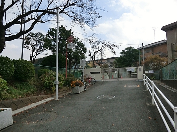 【1号棟】旭区新築戸建 LDK20帖 リビング階段(横浜市立笹野台小学校)