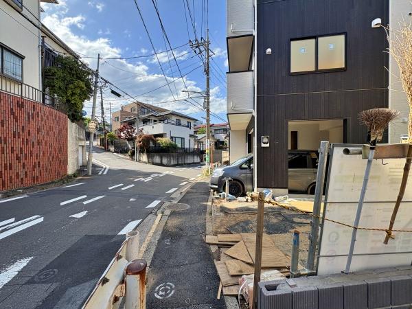 【2号棟】港南区新築戸建　納戸　リビング階段