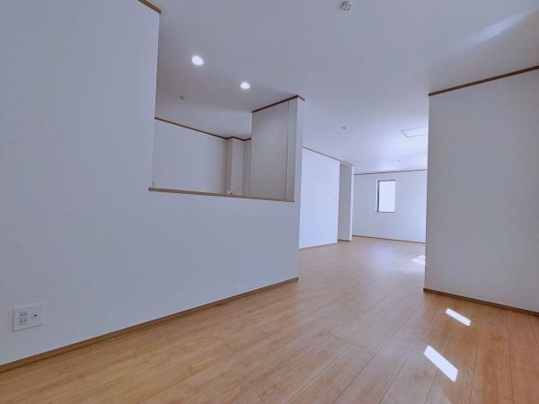 【2-C号棟】港北区新築戸建　LDK20帖　リビング階段