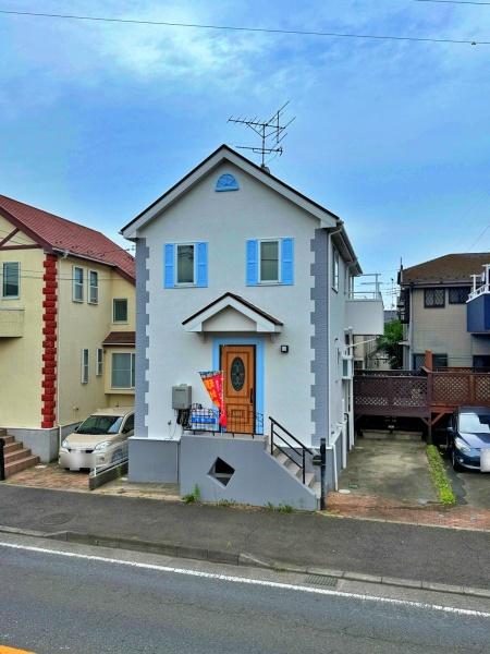座間市中古戸建　ウッドデッキ　地下室　リビング階段