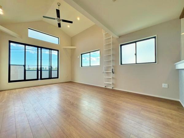 【2号棟】泉区新築戸建床暖ロフト2台駐車可(リビング)