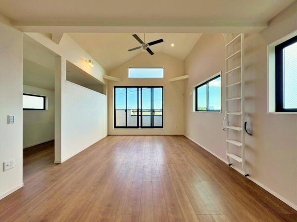 【2号棟】泉区新築戸建床暖ロフト2台駐車可(リビング)