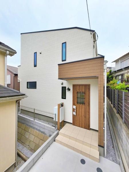 港南区新築戸建　床暖房　ファミクロ　リビング階段