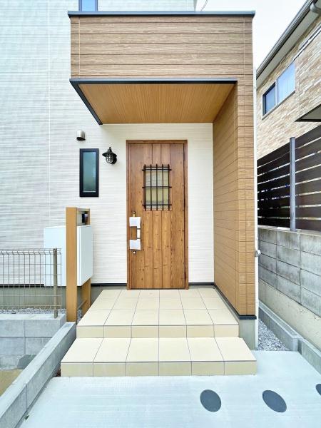 港南区新築戸建　床暖房　ファミクロ　リビング階段
