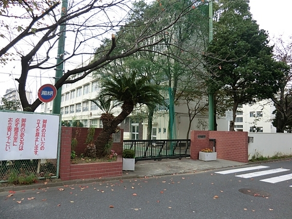 左近山団地3街区3号棟(横浜市立左近山中学校)