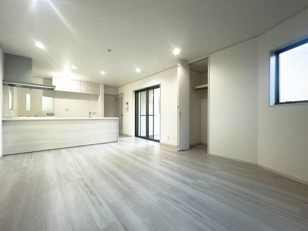 泉区新築戸建ビルトイン車庫2駅利用可ロフト