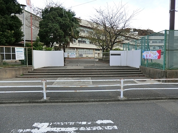 横浜市金沢区釜利谷東1丁目の土地(横浜市立釜利谷東小学校)