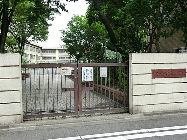 ナイスステージ川崎ブライトピア 専用庭 吹抜け(川崎市立東大島小学校)