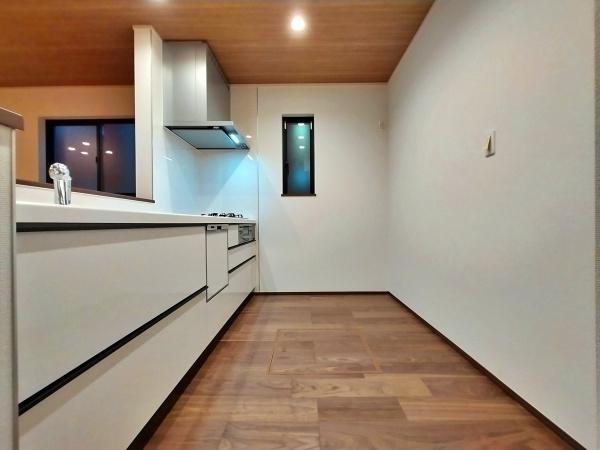 泉区新築戸建　LDK18帖　2台駐車可　ロフト　吹抜け