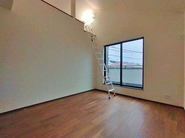 泉区新築戸建　LDK18帖　2台駐車可　ロフト　吹抜け