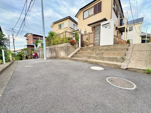 横浜市港南区笹下3丁目の中古一戸建て(前面道路含む現地写真)