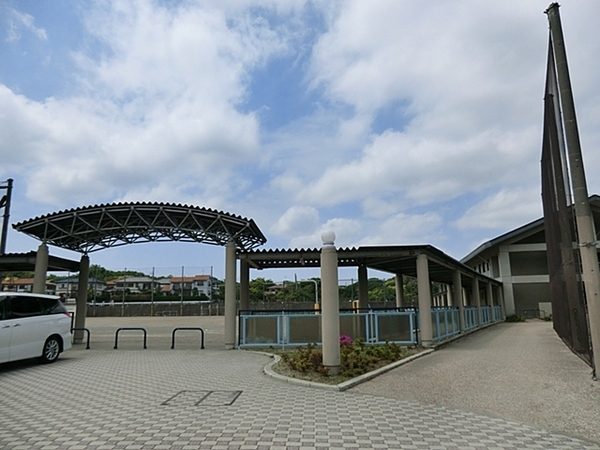 横須賀市湘南鷹取5丁目の土地(横須賀市立鷹取中学校)