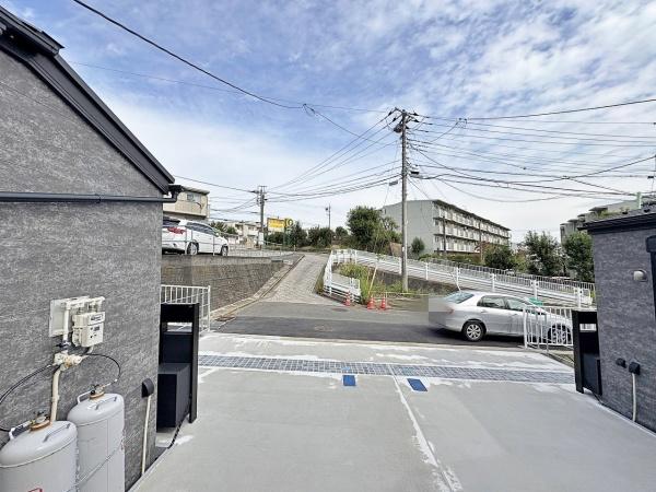 【2号棟】神奈川区新築戸建 ビルトイン車庫 吹抜(前面道路含む現地写真)