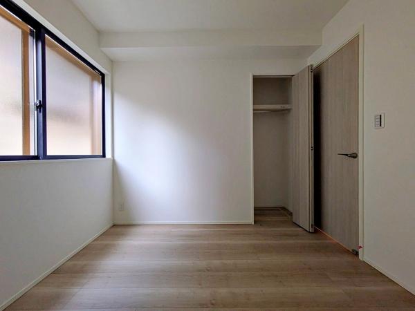 【6号棟】栄区新築戸建　リビング階段　納戸