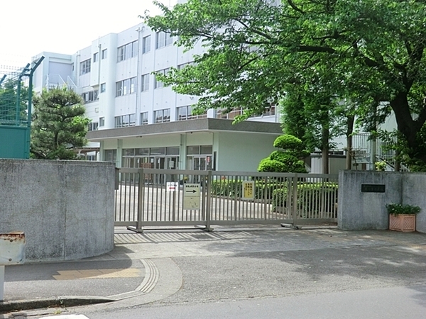 【1号棟】茅ヶ崎市新築戸建 WIC×3 リビング階段(茅ヶ崎市立鶴が台小学校)