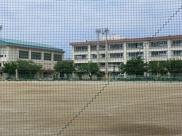 【2号棟】茅ヶ崎市新築戸建 LDK18帖 リビング階段(茅ケ崎市立円蔵中学校)