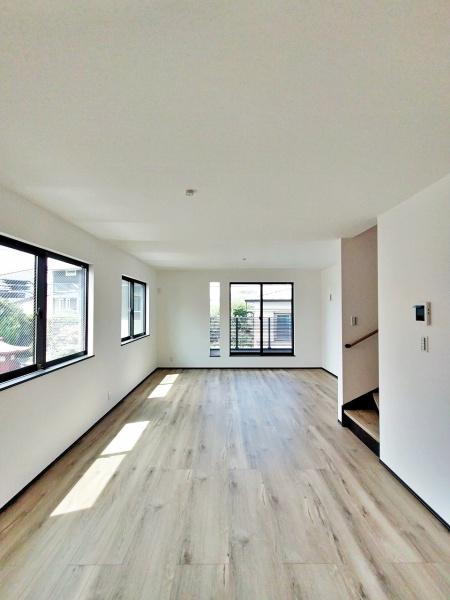 【3号棟】茅ヶ崎市新築戸建　LDK18帖　リビング階段