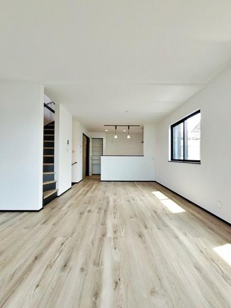 【3号棟】茅ヶ崎市新築戸建　LDK18帖　リビング階段