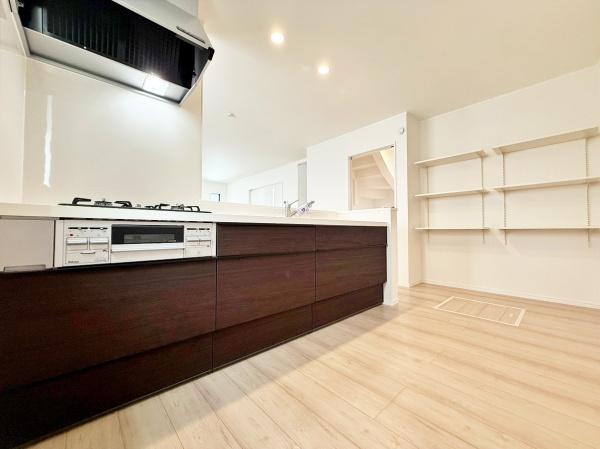 【2号棟】藤沢市新築戸建　LDK18帖　南面バルコニー