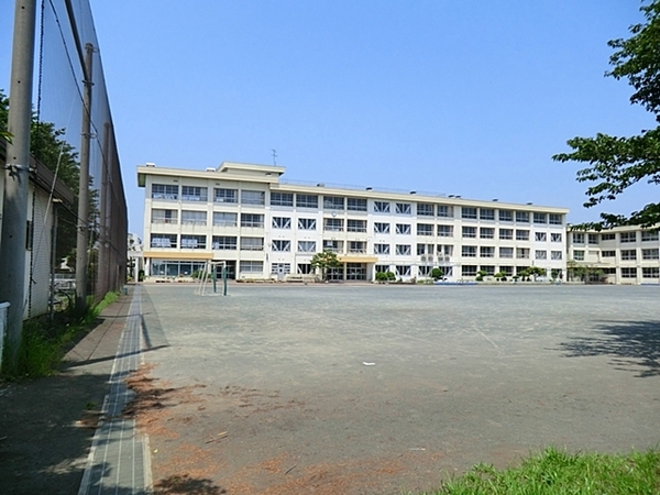 【3号棟】藤沢市新築戸建　リビング階段　南面バルコニー(藤沢市立俣野小学校)