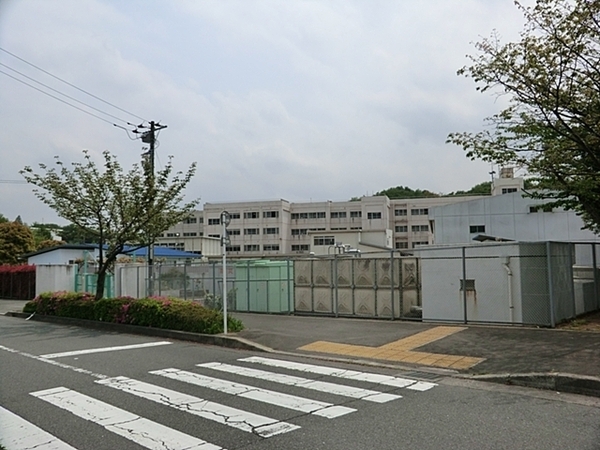 町田市上小山田町の中古一戸建て(町田市立小山田中学校)
