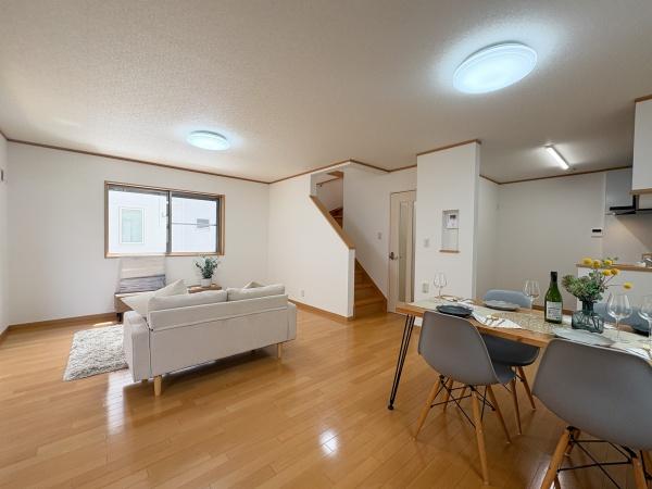 多摩区中古戸建　リビング階段　リフォーム済