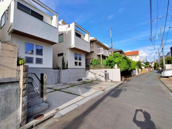 鎌倉市七里ガ浜2丁目の中古一戸建て(前面道路含む現地写真)