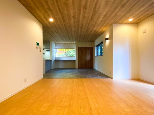戸塚区新築戸建WICSIC納戸×2カースペ3台　お庭