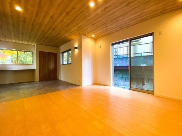 戸塚区新築戸建WICSIC納戸×2カースペ3台　お庭