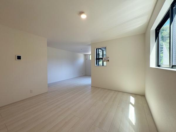 【1号棟】泉区新築戸建　LDK21帖　リビング階段