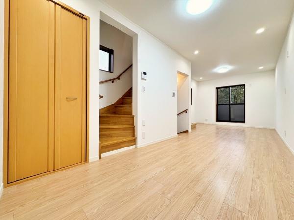 川崎市中古戸建南向きリフォーム済リビング階段