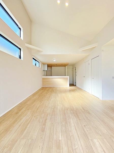 【2号棟】緑区新築戸建　LDK22帖　床暖房　吹抜