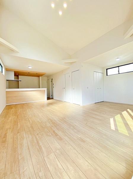 【2号棟】緑区新築戸建　LDK22帖　床暖房　吹抜