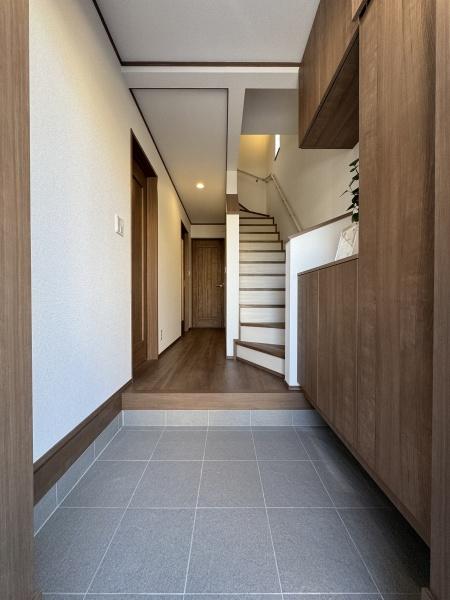 【A号棟】瀬谷区新築戸建3台駐車可パントリー(玄関)