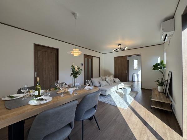 【A号棟】瀬谷区新築戸建3台駐車可パントリー(リビング)