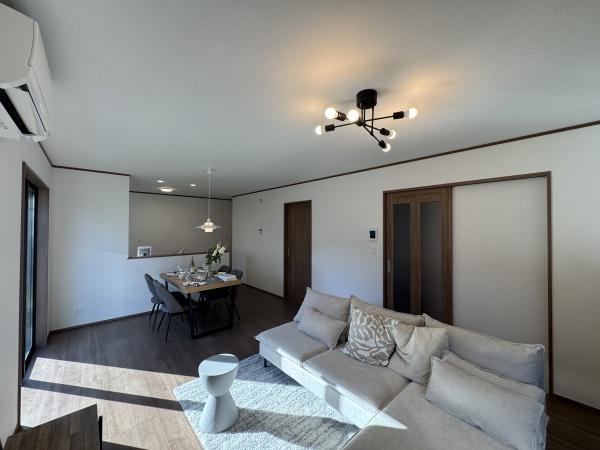 【A号棟】瀬谷区新築戸建3台駐車可パントリー(リビング)