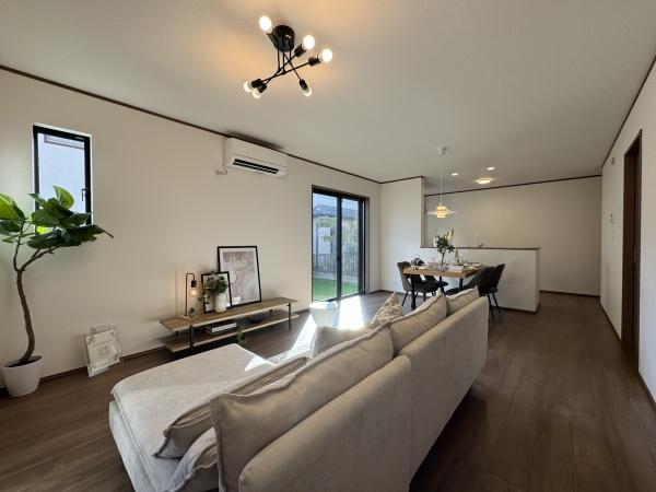 【A号棟】瀬谷区新築戸建3台駐車可パントリー(リビング)