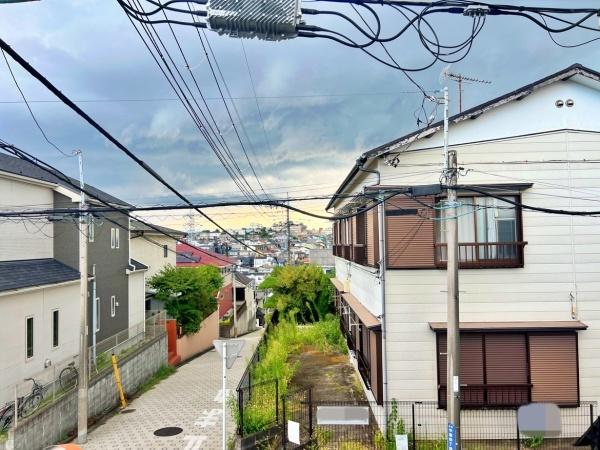 【2号棟】南区新築戸建 リビング階段 WIC パントリー(現地からの眺望)