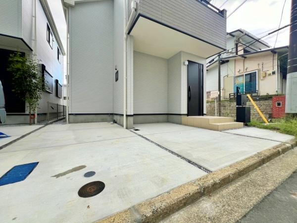 【2号棟】南区新築戸建 リビング階段 WIC パントリー(駐車場)