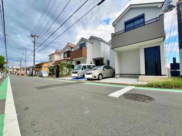 【2号棟】南区新築戸建 リビング階段 WIC パントリー(前面道路含む現地写真)