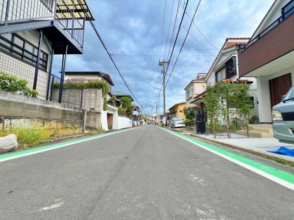 【2号棟】南区新築戸建 リビング階段 WIC パントリー(前面道路含む現地写真)