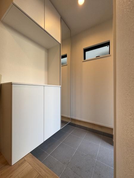 【1号棟】泉区新築戸建SICWICパントリー(玄関)