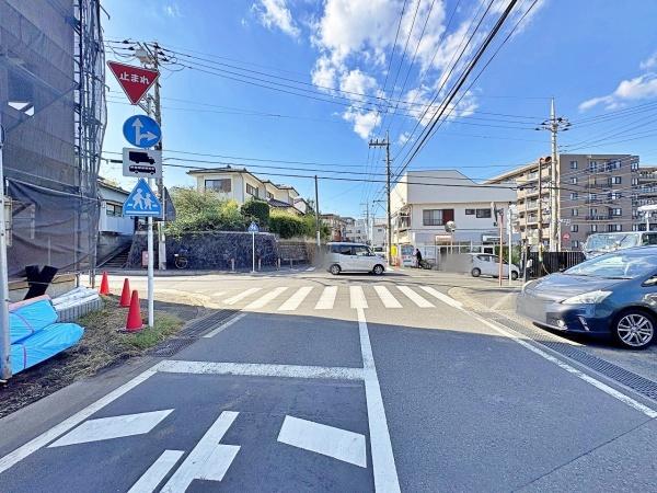 【5号棟】緑区新築戸建 LDK18帖 ビルトイン車庫(前面道路含む現地写真)