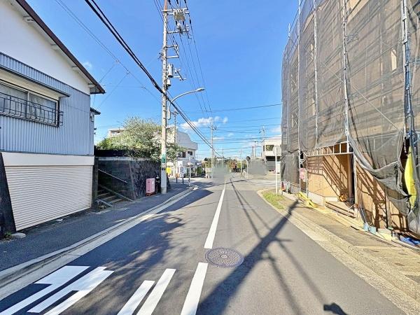 【7号棟】緑区新築戸建 パントリー ビルトイン車庫(前面道路含む現地写真)