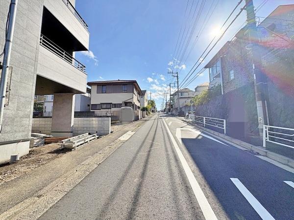 【7号棟】緑区新築戸建 パントリー ビルトイン車庫(前面道路含む現地写真)