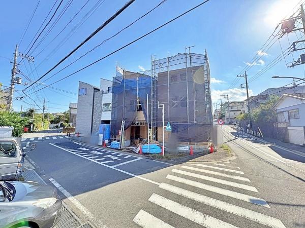 【7号棟】緑区新築戸建 パントリー ビルトイン車庫(前面道路含む現地写真)