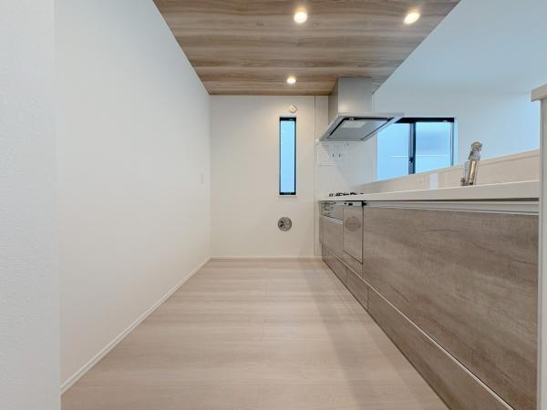 【2号棟】磯子区新築戸建 パントリー吹抜け(キッチン)