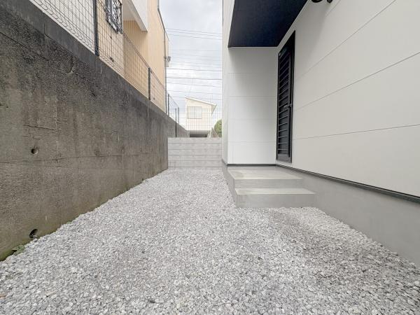 【2号棟】磯子区新築戸建 パントリー吹抜け(庭)